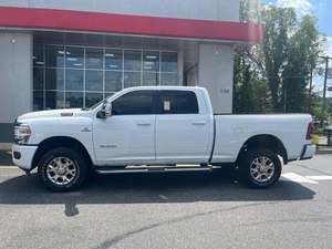 Dodge Ram 2500 Laramie Crew Cab 4WD 2024 Usada, Gasolina/Gasóleo, Turbo, Volante a la Izquierda, Ruedas Cromadas, Asientos de Cuero, Techo Panorámico Automático - Product Image 2