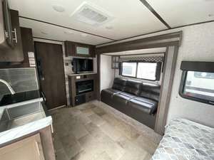 Autocaravana D-u-t-c-h-m-e-n RV C-o-l-e-m-a-n L-i-g-h-t 1805RB usada del 2020, lista para vender. - Product Image 5