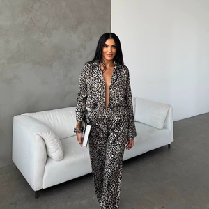 Conjunto de Pijama de Satén para Mujer, Camisa de Manga Larga con Botones y Pantalones Cortos, Ropa de Dormir Térmica Suave, Cintura Elástica, Color Sólido, Primavera - Product Image 1