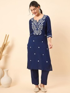 Femmes ethnique bleu motifs ethniques brodés col cranté Kurta avec pantalon indien pakistanais salwaar kameez - Product Image 3