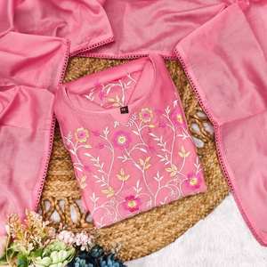 Ensemble Kurta Chanderi rose avec broderie florale, dupatta, fête traditionnelle, soie de luxe, col en cœur sirène, satin - Product Image 6