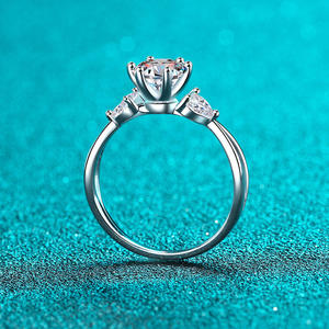 Bague de fiançailles Jeulia Moissanite - Six griffes torsadées en argent sterling plaqué rhodium, motif floral en forme d'herbe - Product Image 3