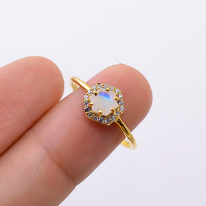 Bague en pierre de lune |   Monture sertie de pierres, design vintage |   Bijoux en argent sterling 925 plaqué or |   Cadeau pour maman et sœur - Product Image 4