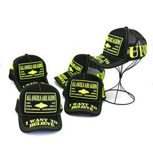 Gorra de Camionero de Malla con Visera Bordada con Logotipo Fluorescente Verde, Estilo Tecnológico y Moderno - Product Image 2