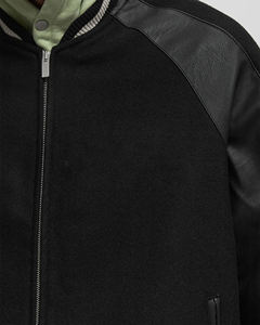 Veste universitaire pour homme, personnalisée OEM, hiver, à capuche, imperméable, respirante, haute qualité, manches en laine, toile noire, logo brodé sur le devant - Product Image 6