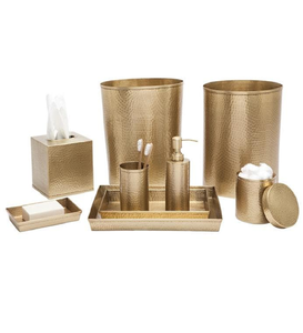 Un ensemble de salle de bain complet en or mat martelé de sept pièces offre un look entièrement coordonné et cohérent pour toute salle de bain. - Product Image 1