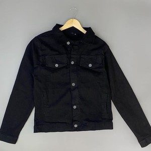 Chaqueta vaquera negra clásica con cierre de botón Estilo atemporal y versatilidad para cada ocasión perfecta para capas - Product Image 2