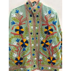 Chaqueta Reversible de Algodón Bordada con Diseño Suzani para Mujer, Color Verde Pistacho, Acolchada, con Logotipo Personalizado, Hecha a Mano en Jaipur, Marca Sage Meadow - Product Image 3