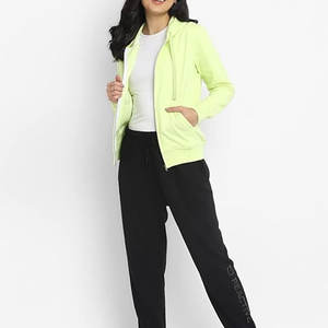 Nueva Sudadera con capucha hecha a medida para mujer en cuello con capucha de lana de algodón suave para viajes de otoño e invierno decorada con insignia - Product Image 1