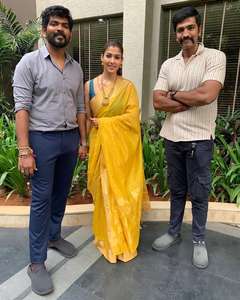 Luxurious Viscose Heavy Jacquard Silk <b>Sarees</b> <b>Golden</b> Big Jacquard Weaving Border for Indian Traditional Winter Summer Parties - Product Image 4