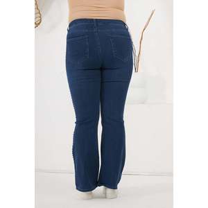 Jeans bleus grande taille avec détails en pierres sur les côtés (style jambe espagnole) - Product Image 3
