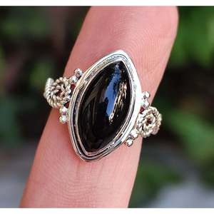 Bague en onyx noir, pierre de naissance, style bohème, en argent sterling, avec sertissage clos, cadeau pour elle - Product Image 4