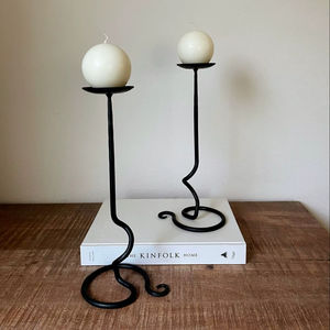 Elegante portavelas de metal con brillo brillante, perfecto para hoteles, restaurantes y lugares de lujo de alta gama en todo el mundo - Product Image 1