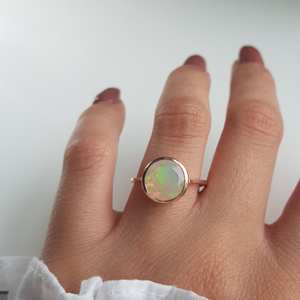 Bague de mariage de luxe en or massif 14K avec opale Welo d'Éthiopie naturelle taillée, pierre de naissance d'octobre, sertie clos, unisexe, OEM - Product Image 1