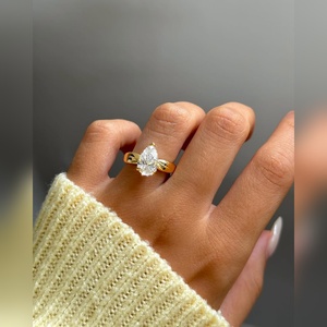 แหวนหมั้นเพชรโมอิสซาไนต์ทรงลูกแพร์ ตัวเรือนทองคำ 14K สีเหลือง ผู้ผลิตขายส่ง รับผลิตแบบ OEM ODM - Product Image 3