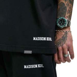 Camiseta de gran tamaño colegiada negra 300 GSM algodón Jersey de peso medio ajuste relajado Boxy hombro caído costilla cuello Vintage atletismo - Product Image 3