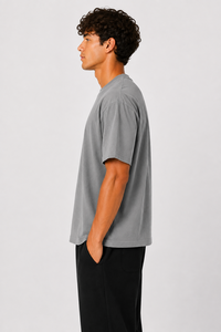 เสื้อยืดผลิตจากอิตาลีใส่สบายแขนสั้นและแบบคลาสสิกที่สร้างขึ้นจากผ้าฝ้ายเนื้อนุ่มสำหรับชุดที่ผ่อนคลายได้ทุกวันสีเทาอ่อน - Product Image 2