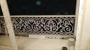 Balustrade de balcon en fonte d'aluminium Paris, finition gris très poli, super sablage, motifs modernes, rosettes, courbes symétriques - Product Image 4