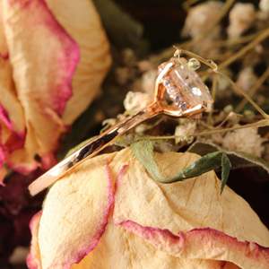 Anillo de Compromiso con Halo Oculto de Diamante Ovalado para Ella - Product Image 3