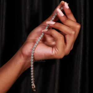 Presentamos una pulsera elegante meticulosamente elaborada en plata de ley 925 adornada con diamante de moissanita con claridad VVS - Product Image 1