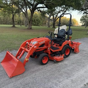 Mini tracteur Kubota 4x4 avec chargeur frontal et tondeuse arrière, rouge, pour jardin - Product Image 4