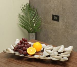Plateau de fruits décoratif en métal moderne, plateau de centre de table au design doré pour la table et la décoration intérieure - Product Image 1
