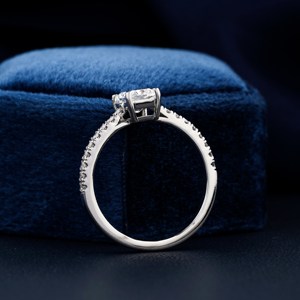 Bague de Fiançailles et de Mariage Classique Personnalisée pour Femme en Or Blanc Massif 14K 18K avec Diamant de Laboratoire Taille Radiant VVS Sertie à Griffes pour Fête - Product Image 3