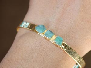 Brazalete de Esmeralda Natural en Bruto, Brazalete Chapado en Oro de 18k, Brazalete de Piedra de Nacimiento de Mayo - Product Image 3