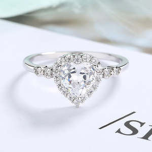 Anello di Fidanzamento in Argento Sterling a Forma di Cuore con Taglio Radiante, Romantico, con Cristalli Preciosa in Platino, Placcato Rodio, Tecnologia di Incastonatura - Product Image 2