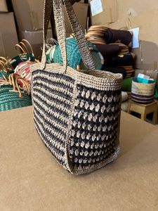 Bolso Grande de Rafia Tejido a Mano ARTIMADA con Asas Largas de Cuero, Forro de Tela de Algodón de Moda y Borlas Multicolor - Product Image 5