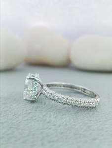 Anillo de compromiso de moissanita de oro sólido de 10K de diseño personalizado de lujo con cojín de diamante VVS1 totalmente personalizable de diamante - Product Image 3