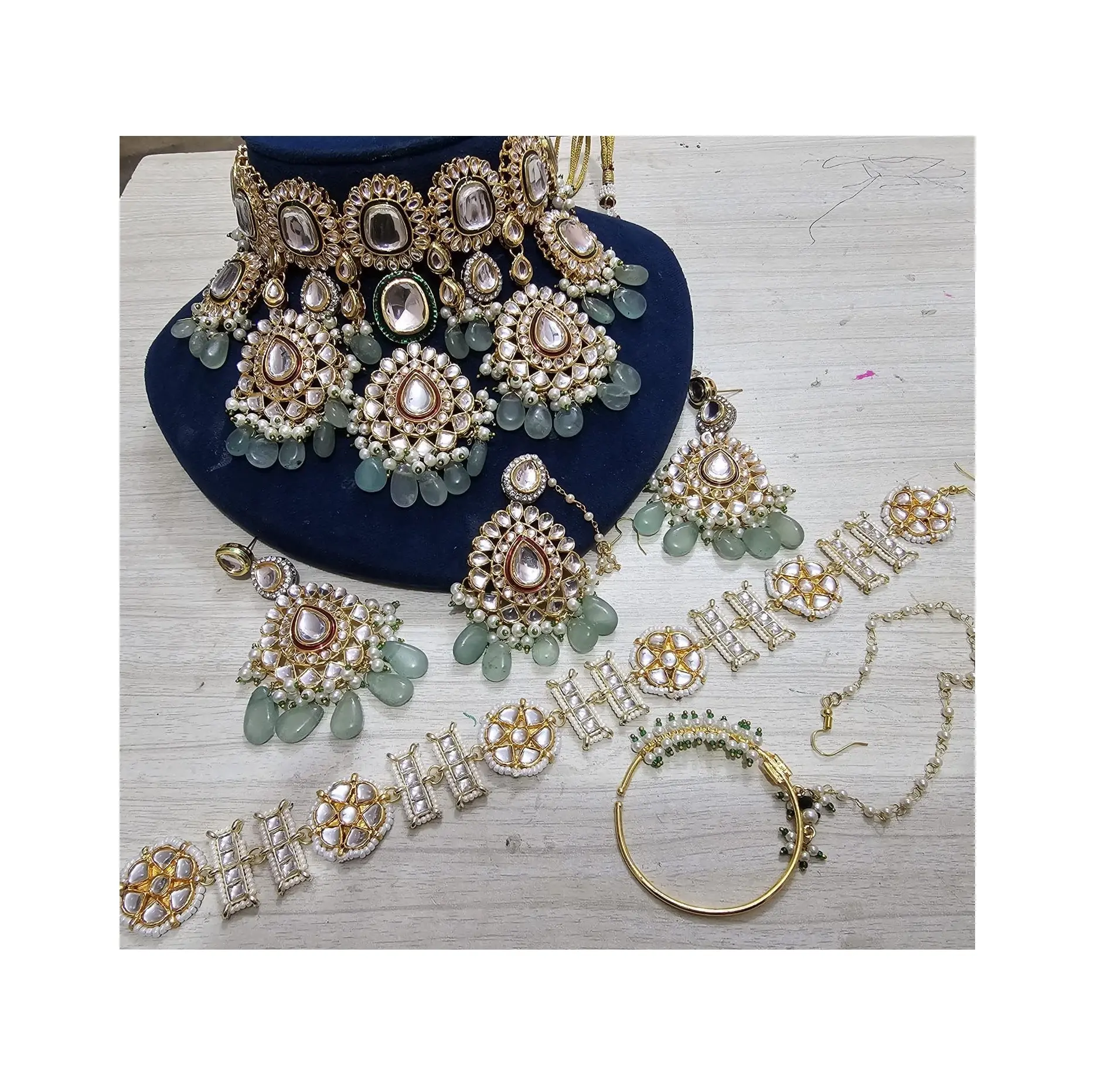 Set perhiasan pengantin berkelas dan berat desain Modern dengan Anting dan Maangtika Tersedia dengan harga terjangkau dari India