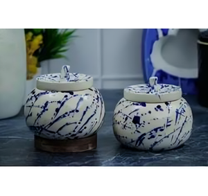 Tarro de cerámica hecho a mano con tapa, perfecto para agregar un encanto funcional al almacenamiento de cocina o exhibiciones de mesa de comedor - Product Image 2