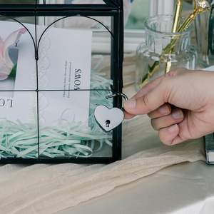 Boîte à mouchoirs en verre transparent carrée - Porte-boîte à mouchoirs cube délicat, magnifique porte-boîte à mouchoirs en or pour la commode, la salle de bain - Product Image 3