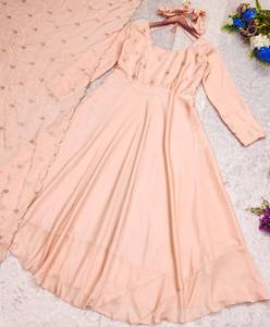 Belle robe Anarkali en soie avec robe longue pakistanaise Salwar Kameez Dupatta pour les fonctions de mariage. - Product Image 6