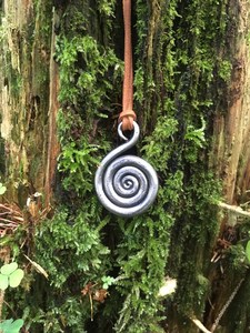 Colgante en espiral hecho a mano, joyería forjada, herrero, collar de acero de hierro, historia, regalo de fantasía pagano - Product Image 3