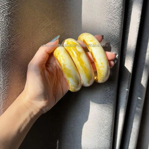 Bracelets en résine acrylique de luxe pour femmes, élégant bracelet rond en bijoux pour les fêtes et le port quotidien - Product Image 1