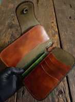 Dompet Lipat Dua Kulit Asli Buatan Tangan Dengan Emboss Bunga Gaya Vintage Penutup Tali Unisex Dompet Pendek Untuk Penggunaan Sehari-hari