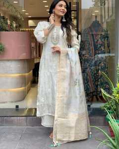 ชุดสูทผ้าไหมแท้จากรัสเซียพร้อมกางเกงเสื้อและ dupatta ที่ประกอบด้วยการทอผ้าแจ็คการ์ดที่สง่างามเหมาะสำหรับสวมใส่ในงานปาร์ตี้ในงานเทศกาล - Product Image 2