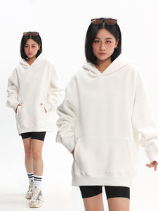 Sweat à capuche oversize pour femme Cozy Thread, en tissu polaire 100% coton, écologique, offrant confort, chaleur et style. - Product Image 3