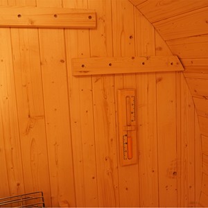 Sauna de Barril de Pino Blanco para 4 Personas con Calentador de 6kW y Tejas Exteriores Resistentes a la Lluvia - Product Image 4