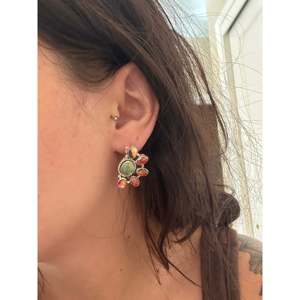 Boucles d'oreilles clous fleur en argent sterling multi-pierres faites à la main du sud-ouest - Product Image 2