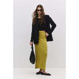 Jupe en satin décontractée avec coton texturé, élasthanne et dentelle, taille empire, longueur genou, imprimé logo, idéale pour les fêtes estivales - Product Image 3