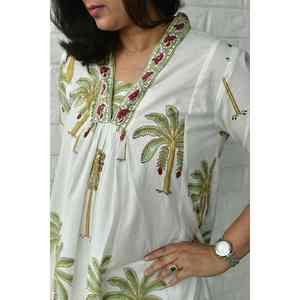 Camiseta Clásica Transpirable con Estampado Artesanal de Palmeras, Manga Larga, Cuello en V, Cintura Holgada, para Uso Diario - Product Image 3