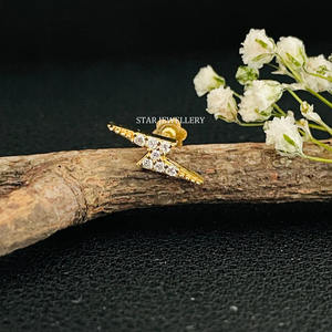 Boucles d'oreilles clous en or massif 14 carats avec diamant naturel en forme de foudre - Cadeau de luxe pour femme - Product Image 4