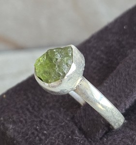 Vente en gros personnalisable Bague Prehnite tendance en argent 925 fabriquée à la main pierre précieuse irrégulière Mode féminine pour cadeau de fête d'anniversaire - Product Image 5