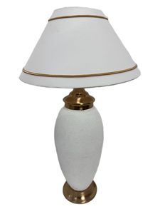 Đèn bàn cổ điển với màu trắng vải bóng râm và vàng cơ sở được thiết kế để tăng cường bất kỳ không gian với một thủ công hoàn thành đất nung - Product Image 2