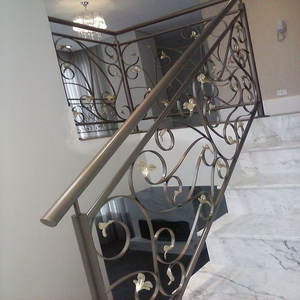 Garde-corps d'escalier en fer forgé moderne de luxe avec finition artistique enduite de poudre Conception de balustre forgé sur mesure pour les projets d'escalier - Product Image 3