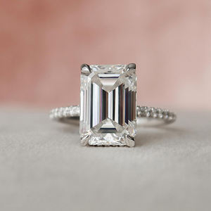 Anillo de compromiso de oro blanco sólido de 14KT, ajuste de pavé de corte esmeralda, Diamante cultivado en laboratorio, anillo de compromiso de estilo moderno clásico certificado - Product Image 1