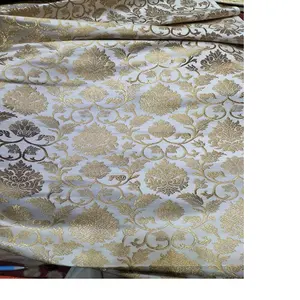 Tessuti di seta broccato tessuti bianchi e dorati su misura ideali per designer di abiti e stilisti in design etnico indiano.